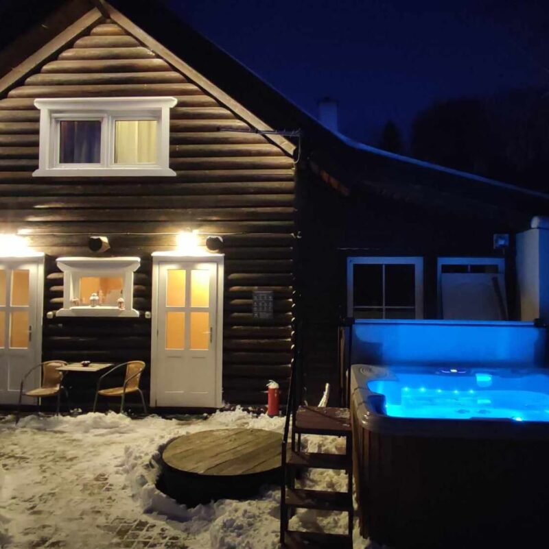 Rönkházacska - télen, jakuzzival